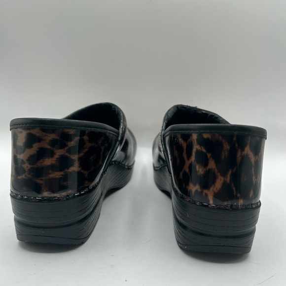 Dansko Brown Leopard Shoes Women's Comfort Clogs 39 Patent Leather  Nursing Y2K - Picture 6 of 8